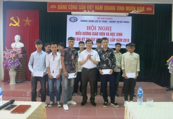 Hội nghị Biểu dương đoàn giáo viên và học sinh tham dự kỳ thi tay nghề các cấp năm 2018.